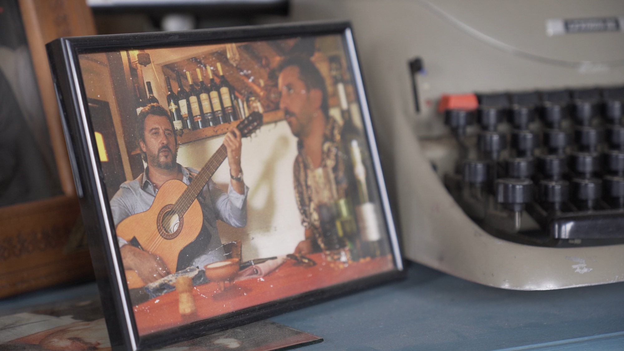 Fotografía enmarcada y máquina de escribir, Tiempos circulares