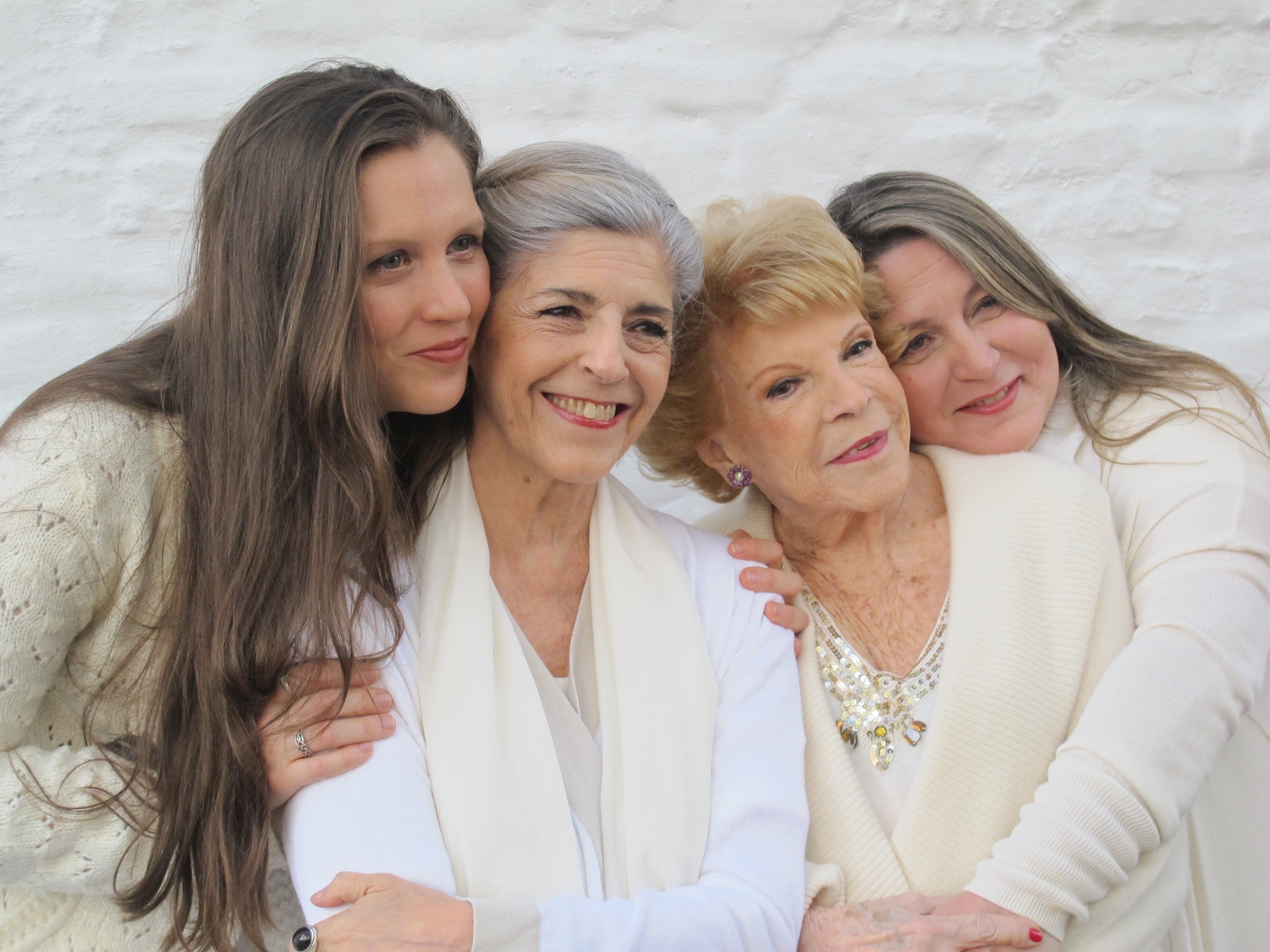 Cuatro generaciones, abrazo